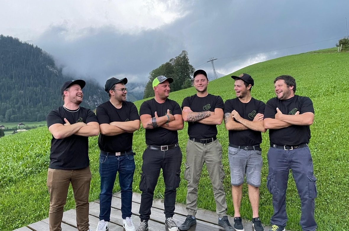 Der Legendenstatus zurück in der Oberbäuert Blendende Stimmung auch beim OK-Team: Cédric Rufener, Housi Krebs, Werner Imobersteg, Mika Klossner, Lars Klossner, Jürg Gfeller.