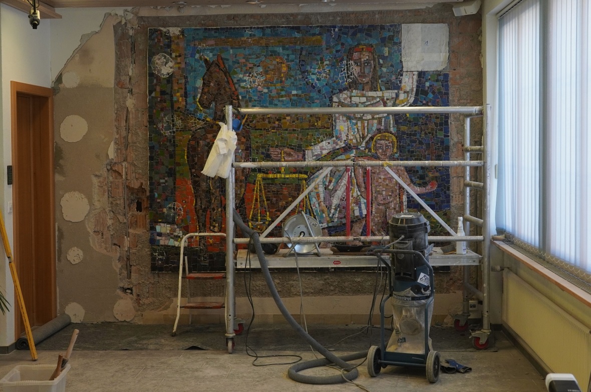 Blick auf das Mosaik mit der Arbeitsbühne von Restaurator Michael G. Müller.