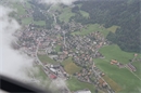 Blick aus dem neuen Helikopter auf Zweisimmen.