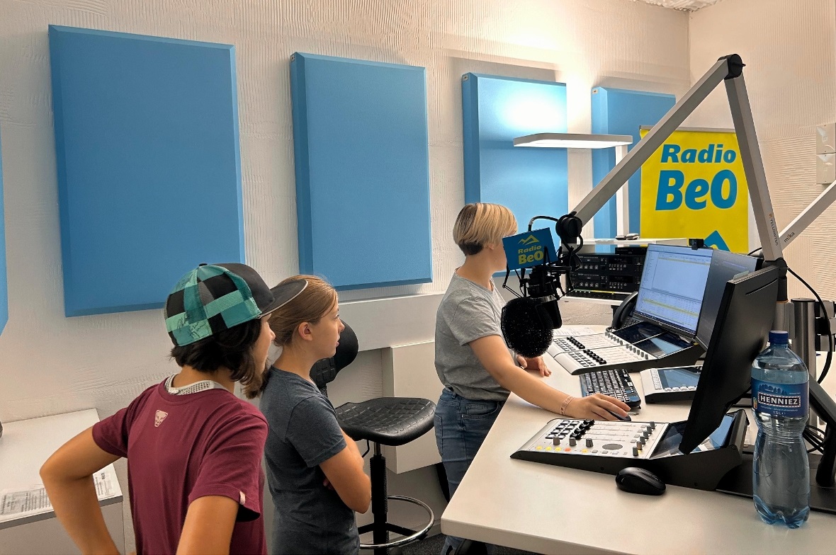 Blick hinter die Mikrofone von Radio BeO.