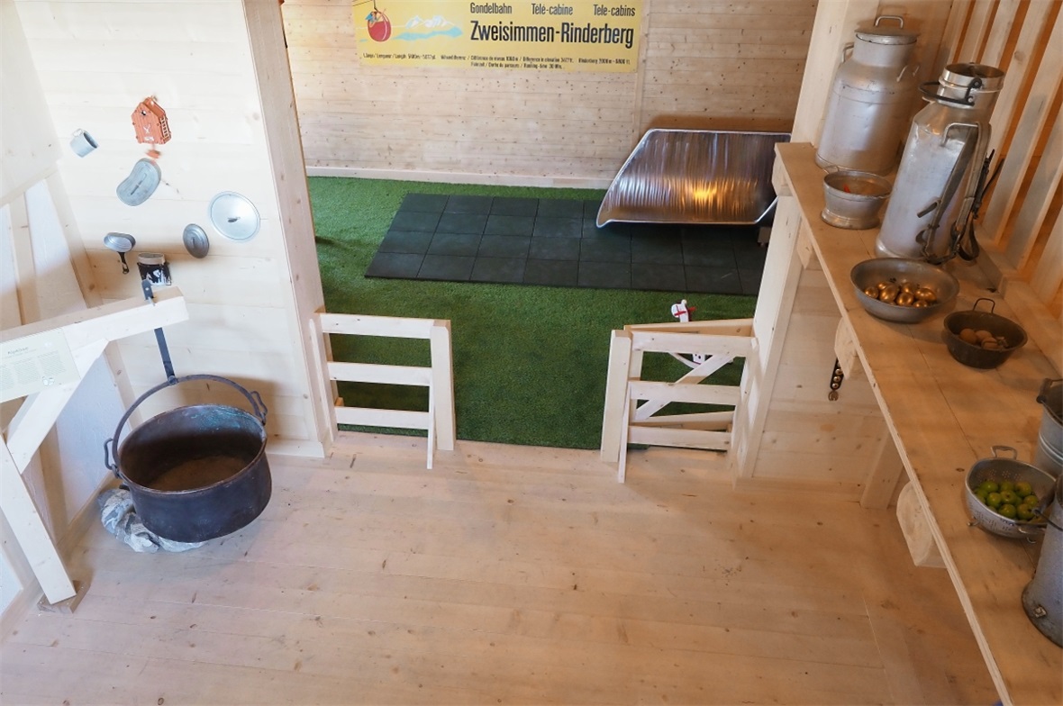 Blick vom Heunetz in der obersten Etage von «Olgas Kuhstall» auf dem Rinderberg,...