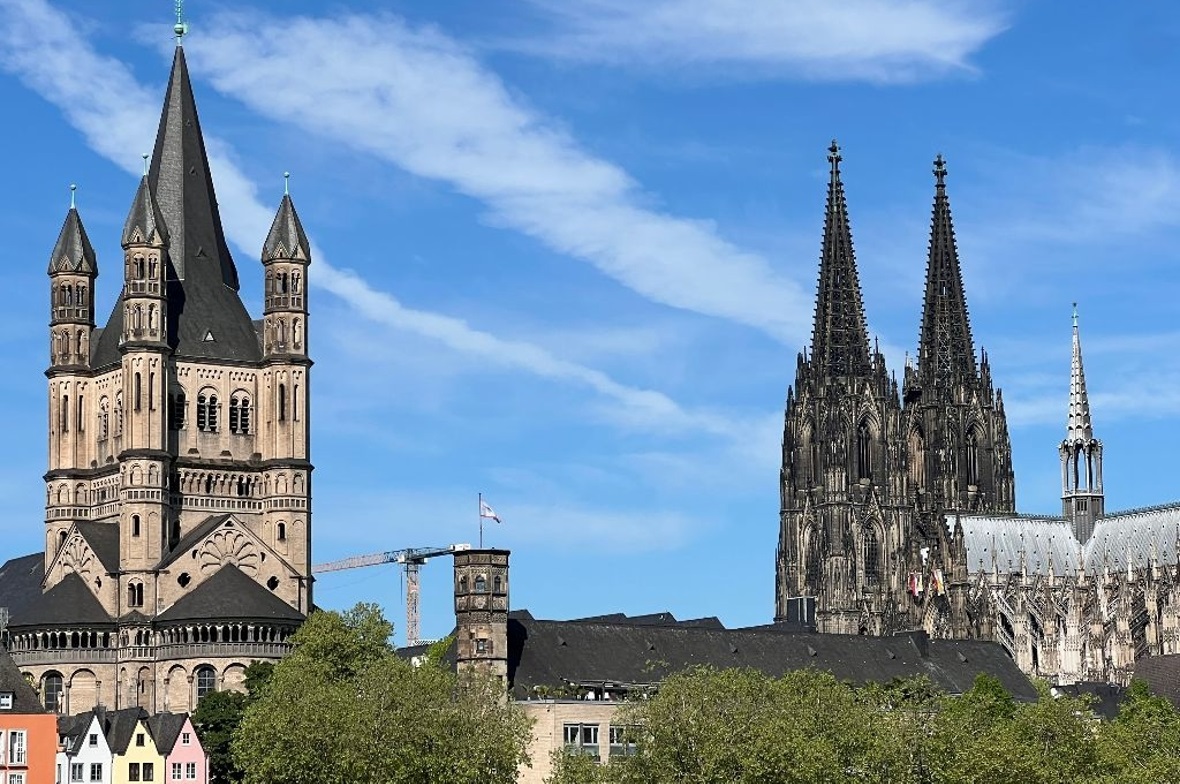 Im Banne des Rheins Blick vom Rhein auf Martinskirche und Kölner Dom.