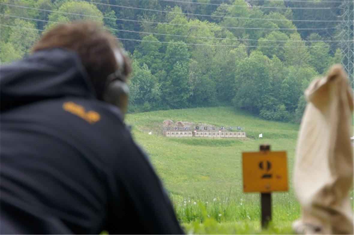 Blick vom Schützen auf die 18 Zielscheiben, welche in Krattigen jedes Jahr speziell für das Feldschiessen erstellt werden.