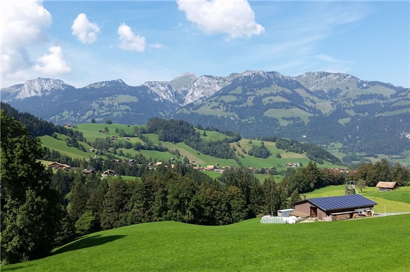 Blick von der Schattseite auf die Bäuert Diemtigen.