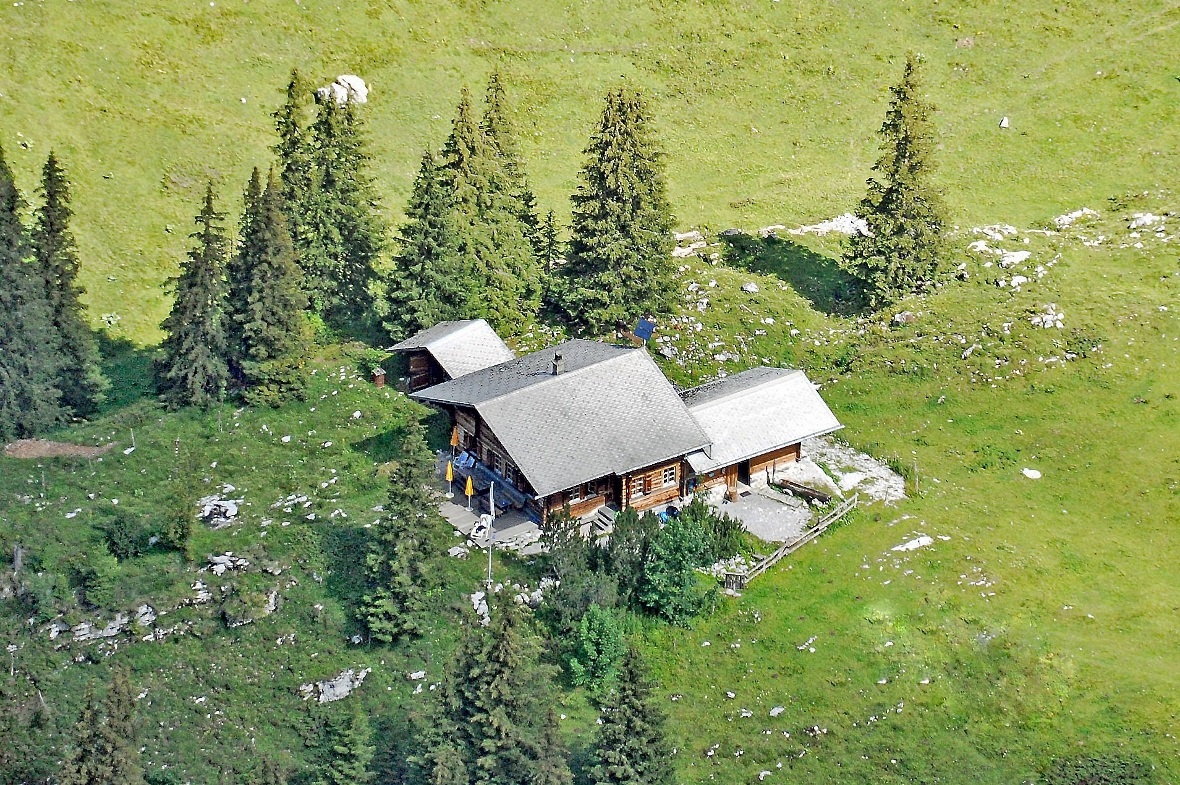 Blick von oben auf die Fromatthütte.