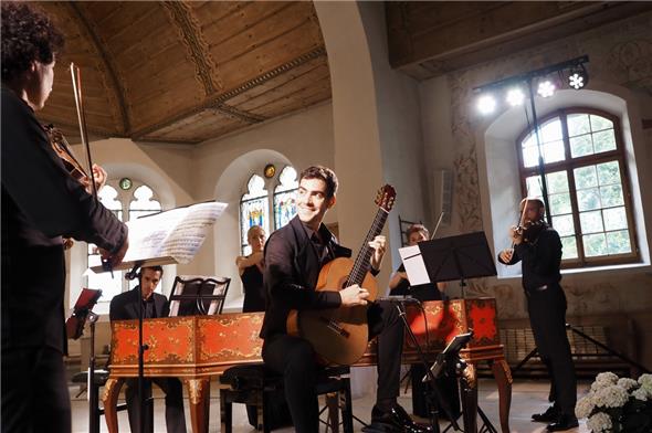 Blickkontakt mit Konzertmeister & Leiter Daniel Dodds für ein perfektes Zusammenspiel zwischen Gitarrist Miloš Karadaglic und den Festival Strings Lucerne.