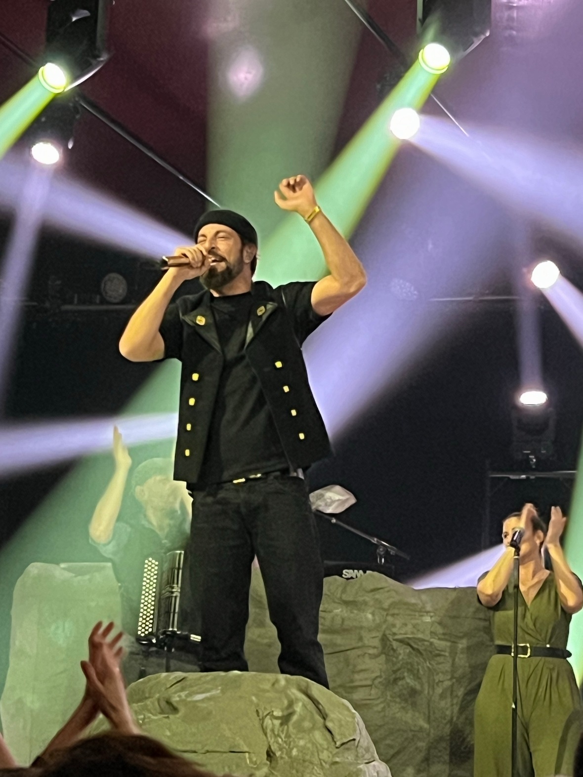 Bligg begeisterte seine Fans im Das Zelt an der Lenk.