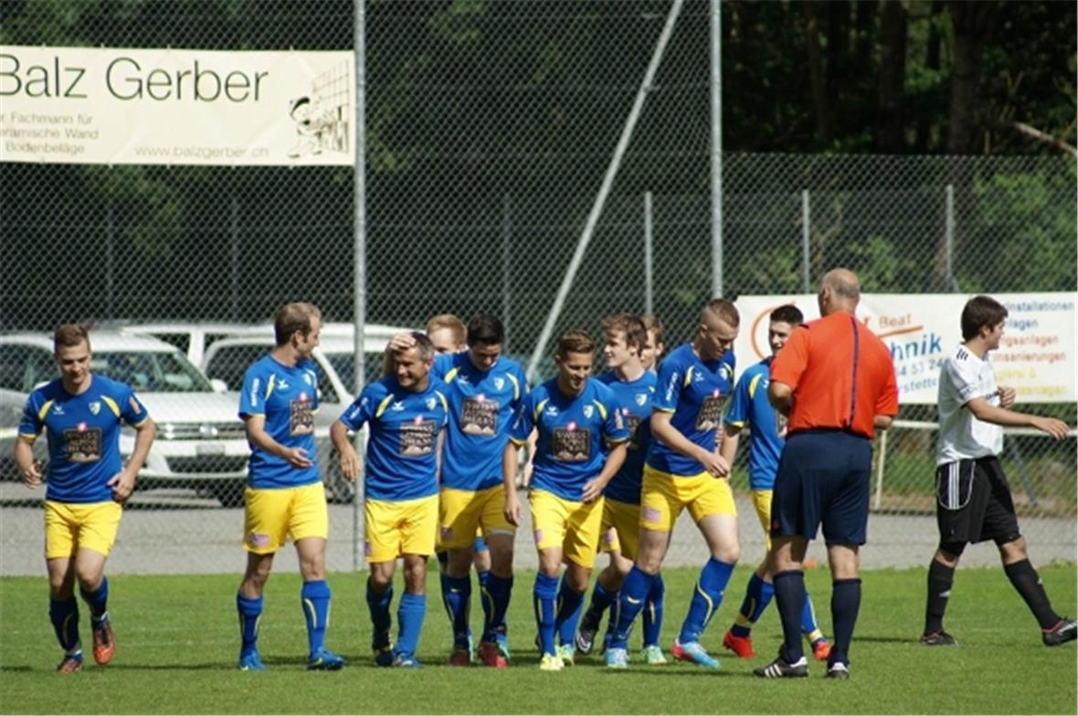 Blum wird nach dem 1:2 ausgiebig gefeiert.