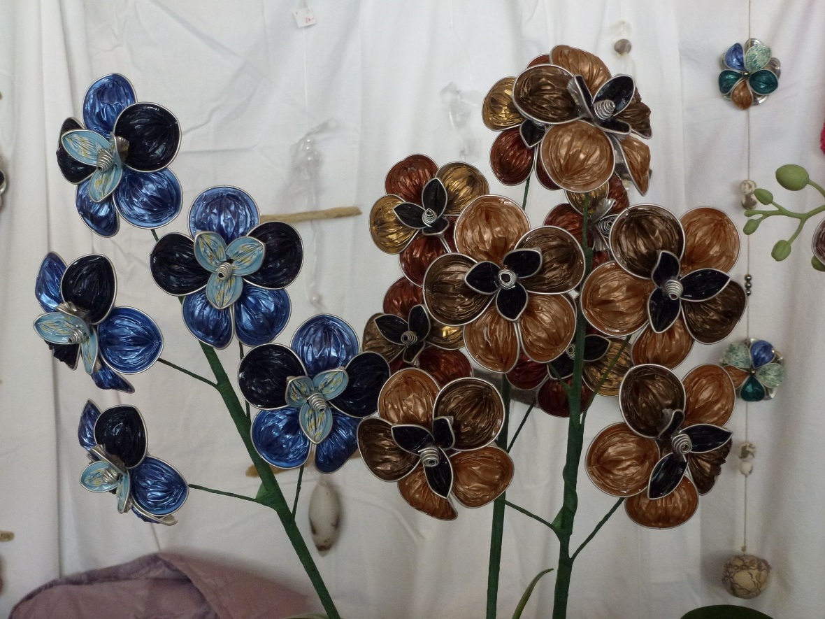 Blumen aus Nespressokapseln, kreiert von Jorns Monika, Unterseen.