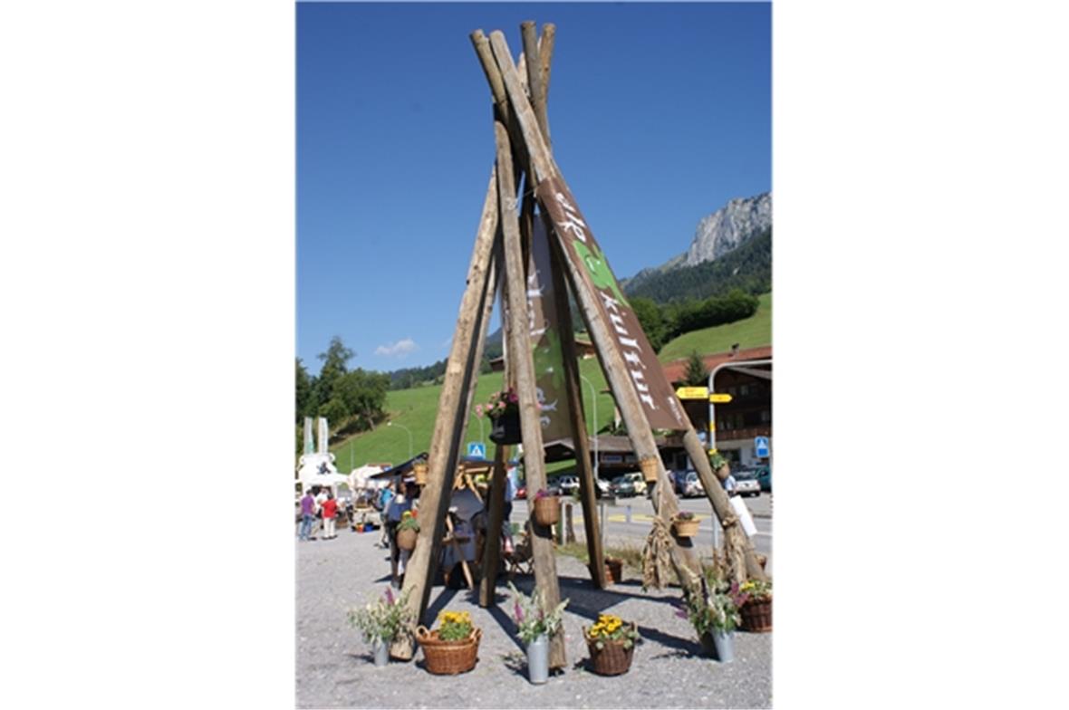 Blumengeschmückt: Der AlpKultur-Turm lud zum Stopp in Erlenbach ein.