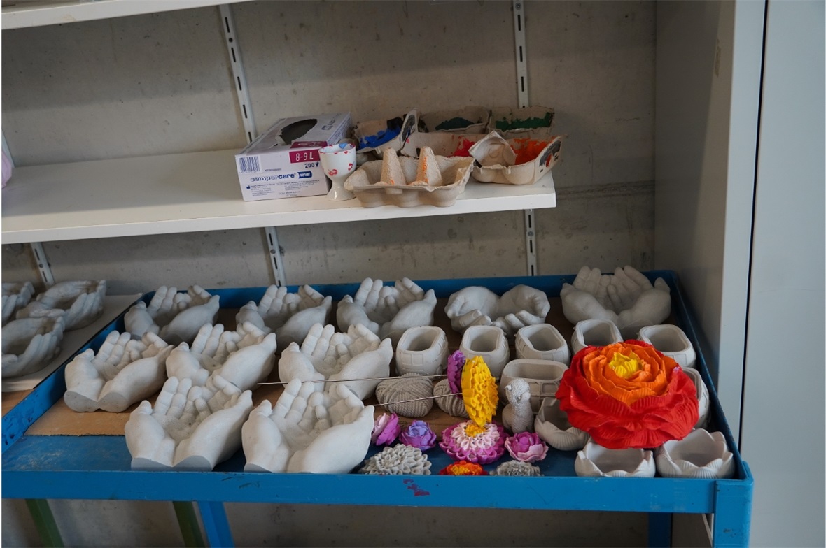 Blumenschalen in Form von Händen sind ein neues Produkt der Werkstatt.