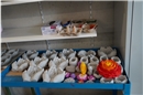 Blumenschalen in Form von Händen sind ein neues Produkt der Werkstatt.