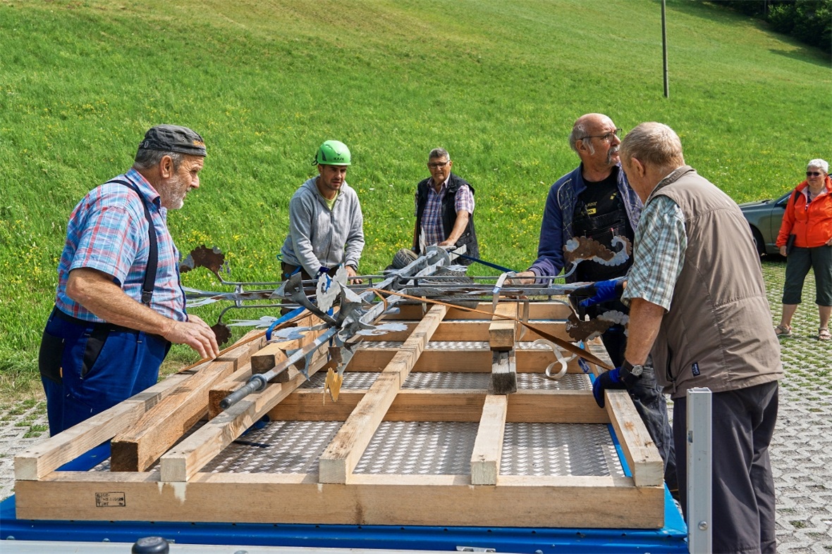 Bodentransport: Einmal auf den Boden gebracht, geht es auf dem Anhänger für das ...