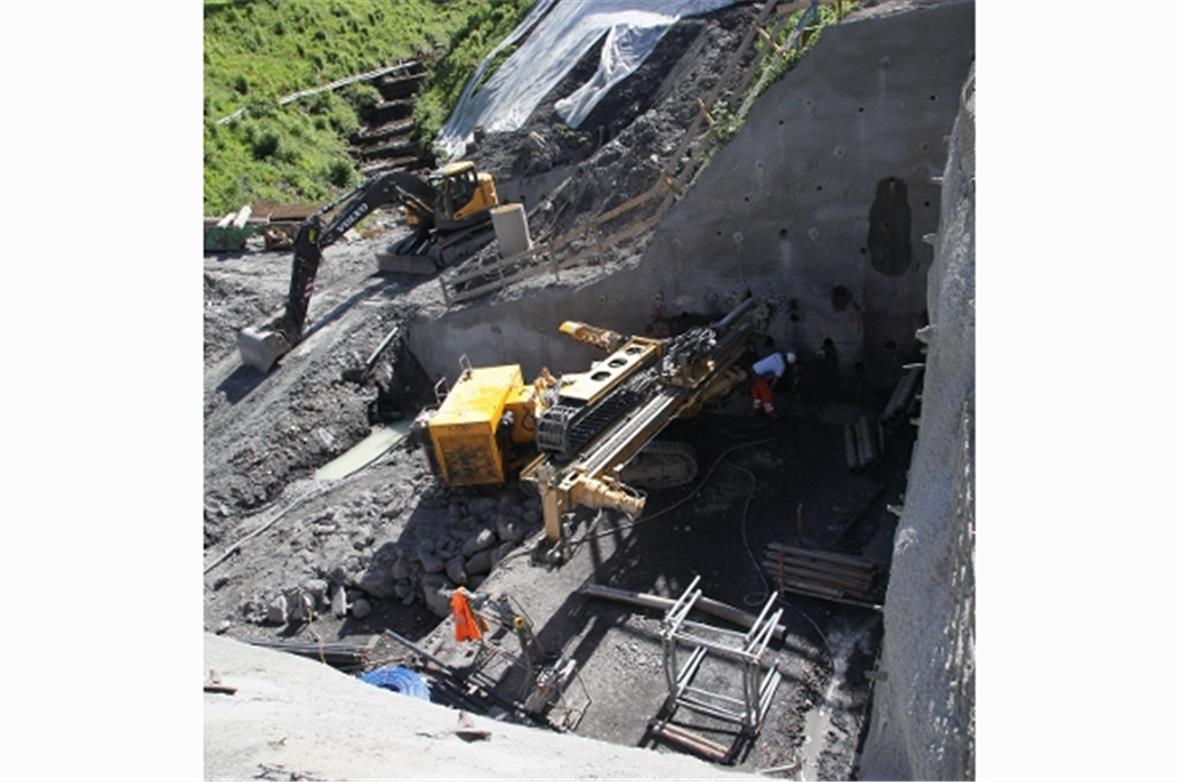 Bohrmaschine für die Horizontalanker für die Stütze 6.