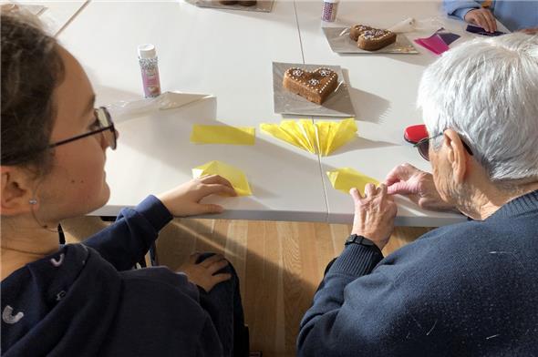 Boltiger Schüler verzierten gemeinsam mit Senioren aus Erlenbach Lebkuchenherzen – und kamen dabei auch ins Gespräch.