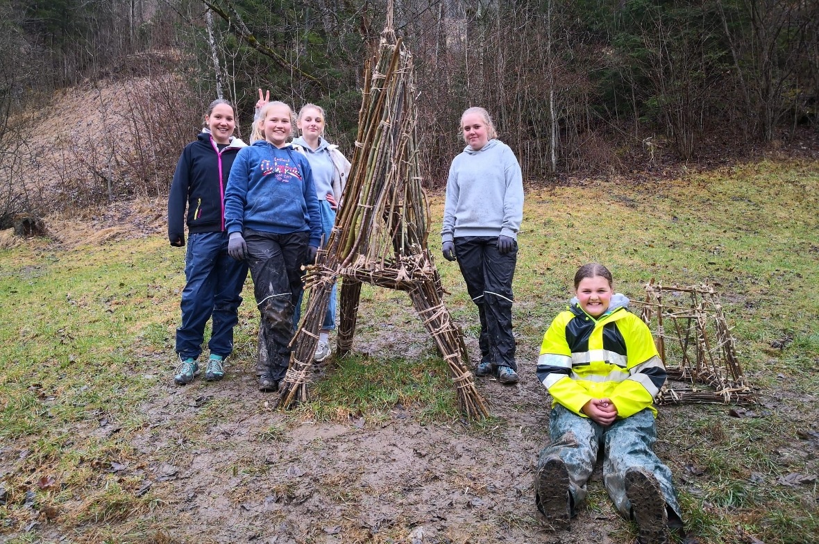 Boltiger Schülerinnen beim Aufbau ihres Kunstobjektes.