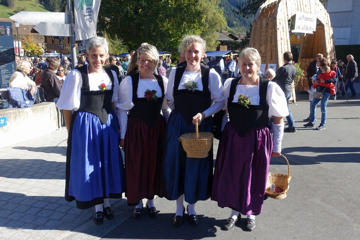 Brachten die 800 Festabzeichen charmant unters Publikum (von links): Käthi Bühle...