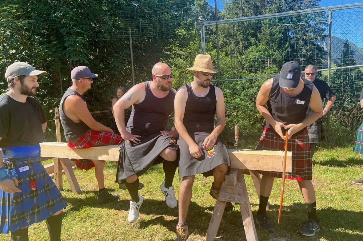 Braveheart Clan beim Brennholz sägen.