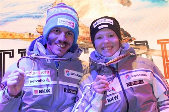 Bronzemedaillengewinnerin Kim Aegerter und Weltmeister und doppelter Vize-Weltmeister Nicolas Michel präsentieren stolz ihre Medaillen.
