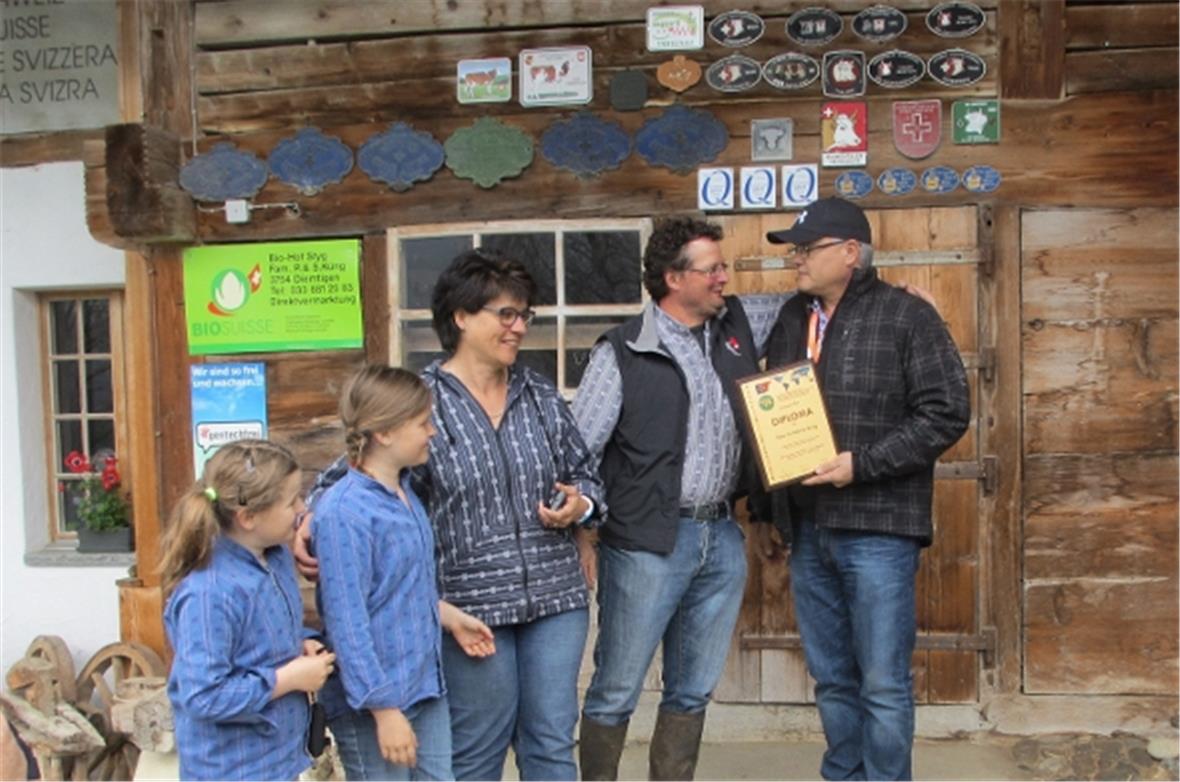Bruce Holmquist überreicht der Familie von Peter und Sabine Küng auf ihrem Hof i...