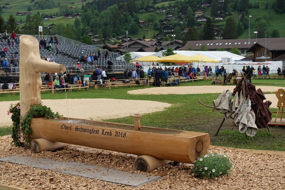 Brunnen und Schwingerhosen in Erwartung der 200 Schwinger, welche unter den Auge...
