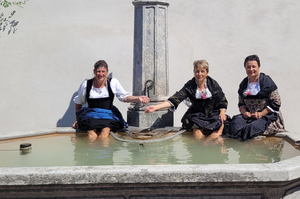 Brunnenbaden in Basel erlaubt: Margrit Dubi aus der Lenk genoss mit dem Saanenländer Jodelduett Hedy Reichenbach und Maria Oehrli das erfrischende Bad.