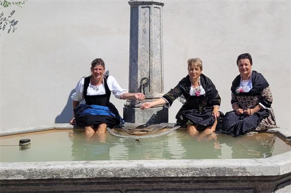 Brunnenbaden in Basel erlaubt: Margrit Dubi aus der Lenk genoss mit dem Saanenländer Jodelduett Hedy Reichenbach und Maria Oehrli das erfrischende Bad.