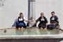 Brunnenbaden in Basel erlaubt: Margrit Dubi aus der Lenk genoss mit dem Saanenländer Jodelduett Hedy Reichenbach und Maria Oehrli das erfrischende Bad.