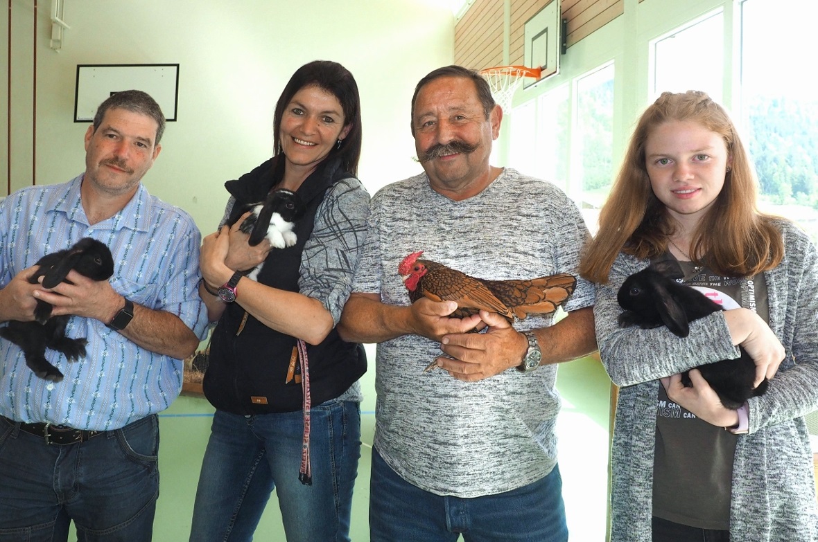 Bruno Eschler, Lilian Bieri, Gemeindepräsident Albert Wampfler und Svenja Eschle...
