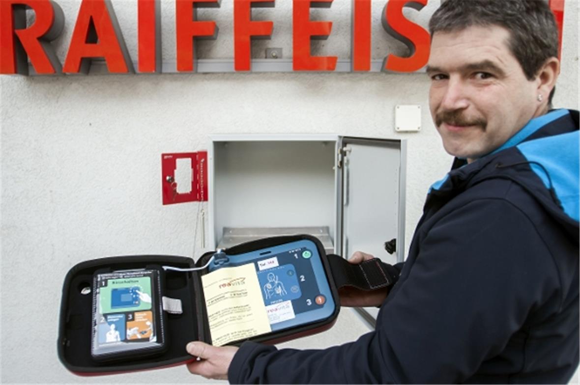 Bruno Eschler, Vizepräsident des Samaritervereins Boltigen, präsentiert einen De...