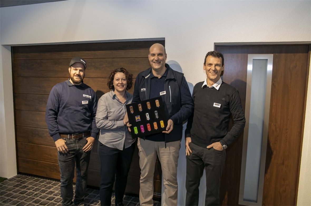 Bruno Macron, stellvertretender Werkstattleiter, die Inhaber Ingrid und Andi Spiess sowie Felix Peter, Regional-Verkaufsleiter Hörmann Schweiz AG.