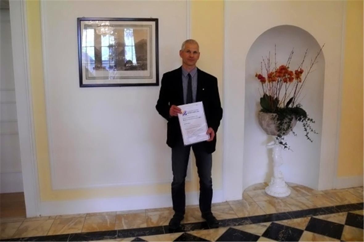 Bruno Reber, Geschäftsführer von Diemtigtal Tourismus, nahm den Preis stellvertretend für das Projektteam entgegen.