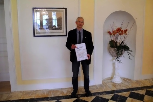 Bruno Reber, Geschäftsführer von Diemtigtal Tourismus, nahm den Preis stellvertretend für das Projektteam entgegen.