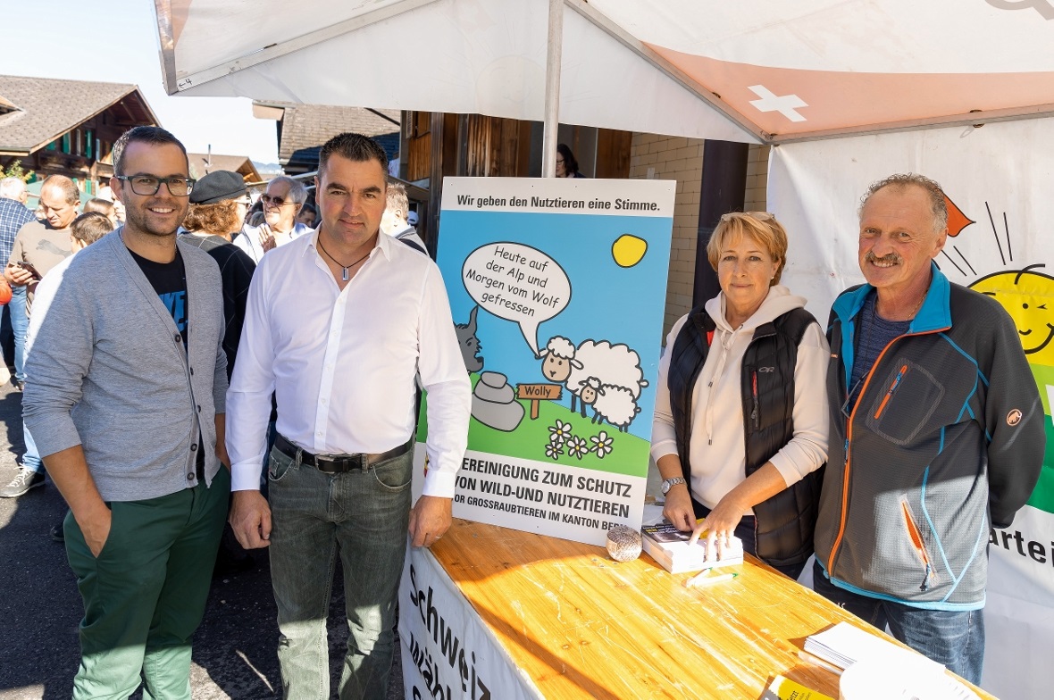 Bruno Stucki, Thomas Knutti, Barbara und Markus Josi hatten beim Wimmiser-Märit viele gute Gespräche.