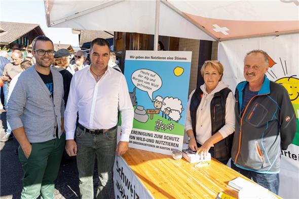 Bruno Stucki, Thomas Knutti, Barbara und Markus Josi hatten beim Wimmiser-Märit viele gute Gespräche.