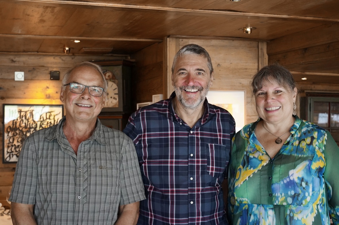Bruno Weber (links) und Eva Erni stellen im Restaurant Galerie Hüsy aus. In der Mitte Gastgeber Hans-Jürgen Glatz.