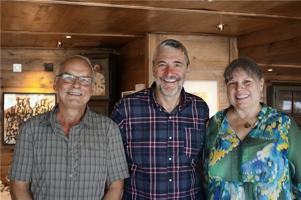 Bruno Weber (links) und Eva Erni stellen im Restaurant Galerie Hüsy aus. In der Mitte Gastgeber Hans-Jürgen Glatz.