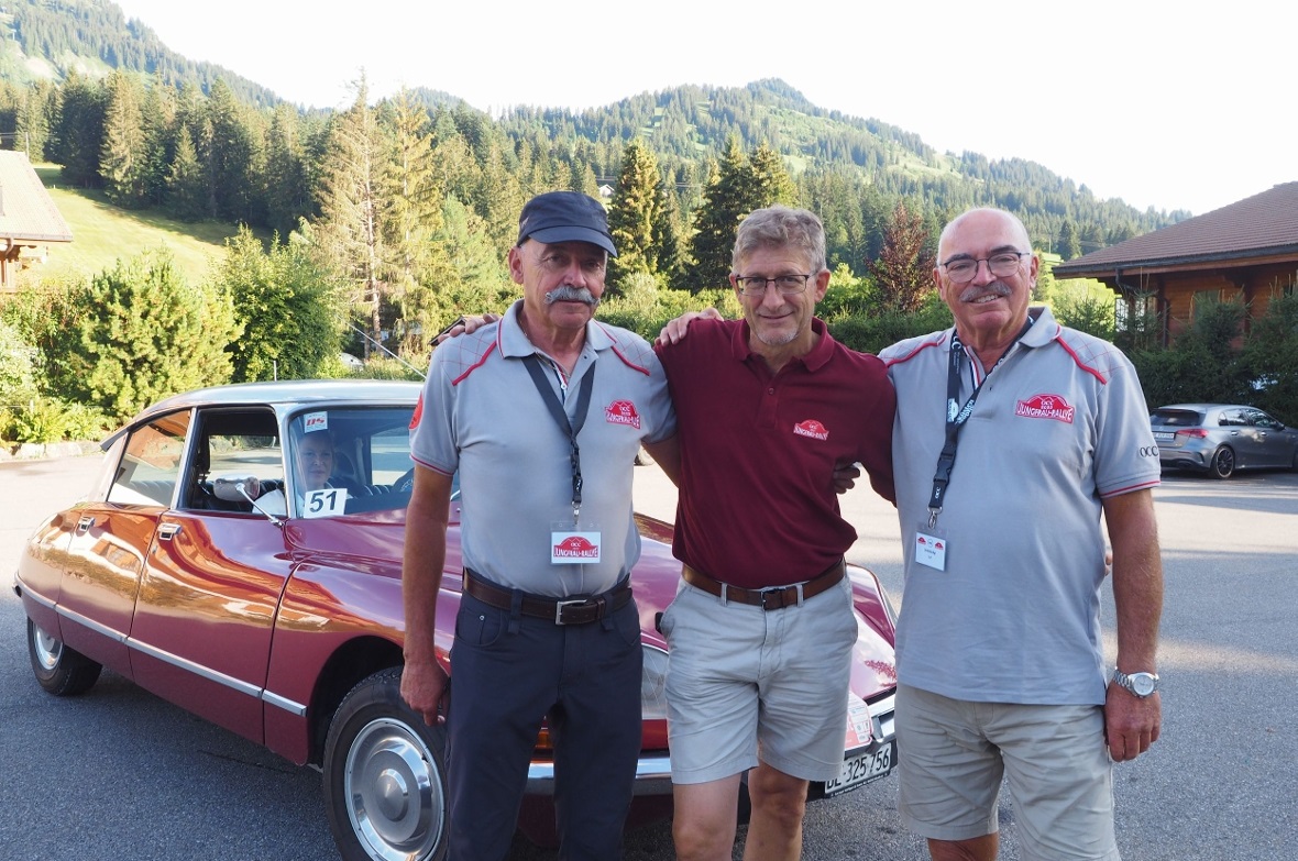 Bruno und Urs Britschgi, die Verantwortlichen des Oberwil-Postens, zusammen mit ...