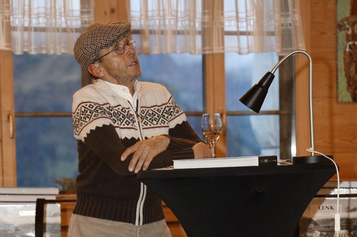 Buchautor Hans Ueli Hählen kommentierte an der Vernissage seine Bilder im Buch.