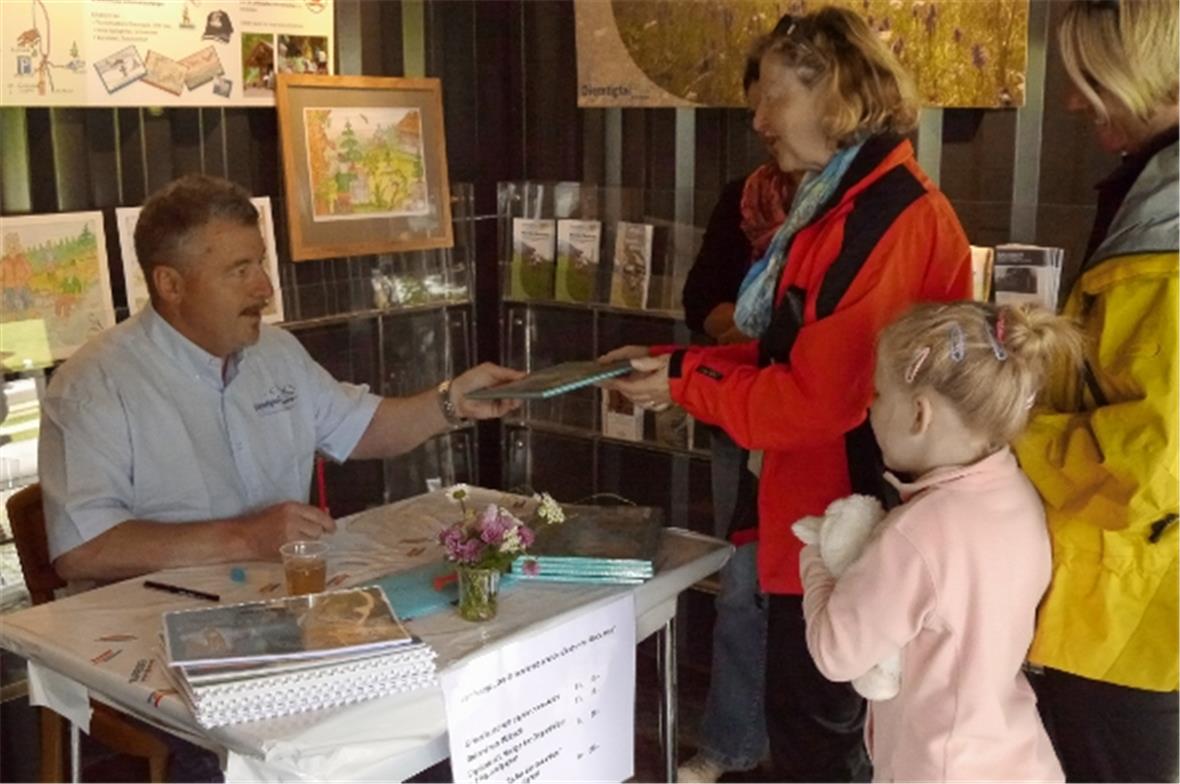 Buchautor Peter Zahnd signierte sein neuestes Werk.