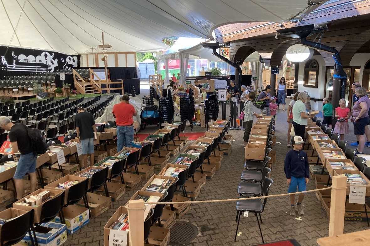 Bücher und Spielzeug fanden im Jazz-Zelt neue Besitzer.