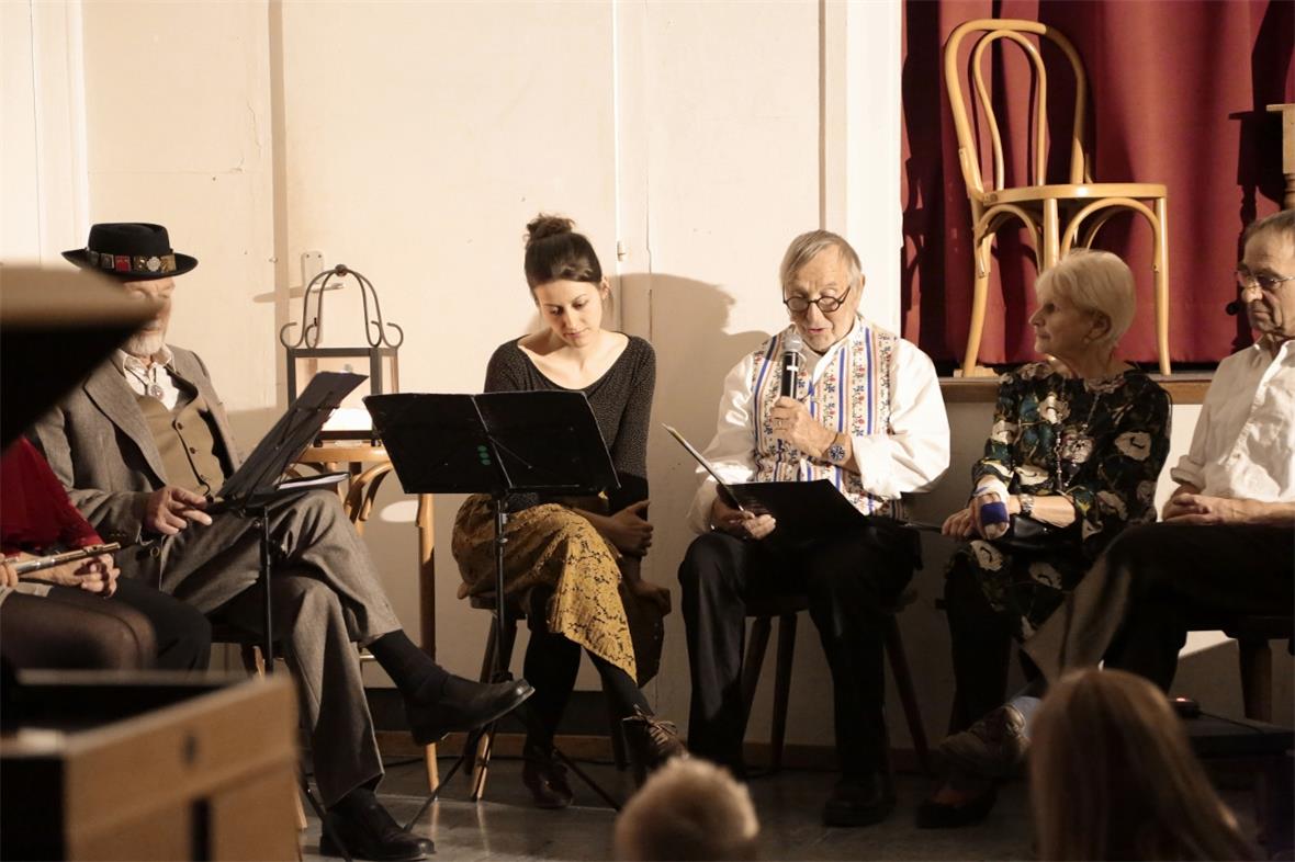 Bühnenbild aus Silberwellen im Löwensaal