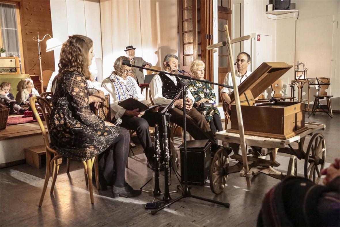 Bühnenbild aus Silberwellen im Löwensaal