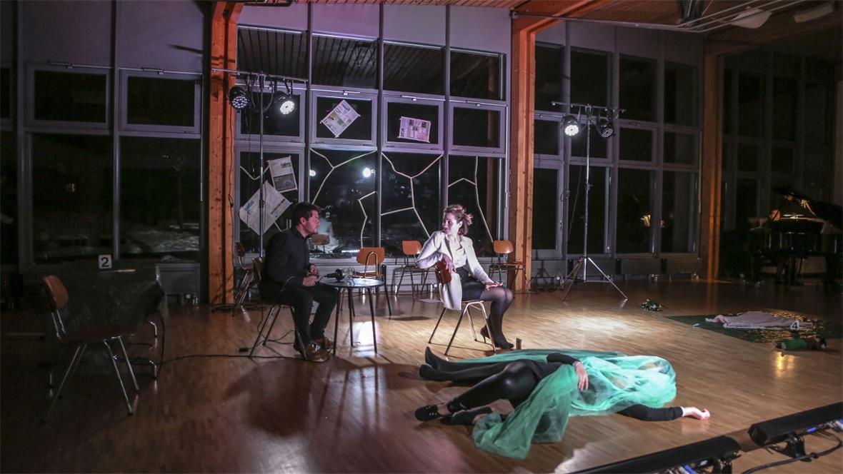 Bühnenbild aus dem Opernstudio in der Aula Lenk