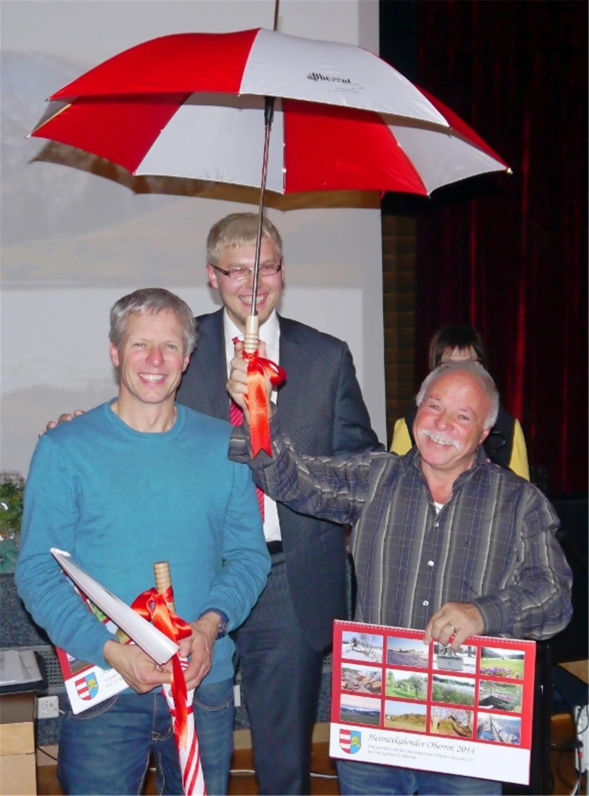 Bürgermeister Daniel Bullinger (Mitte) überreichte die Präsente persönlich an die neuen Präsidenten: Ueli Zeller, Gemeindepräsident (links) und Ernst Hodel Gemeinderatspräsident (rechts).