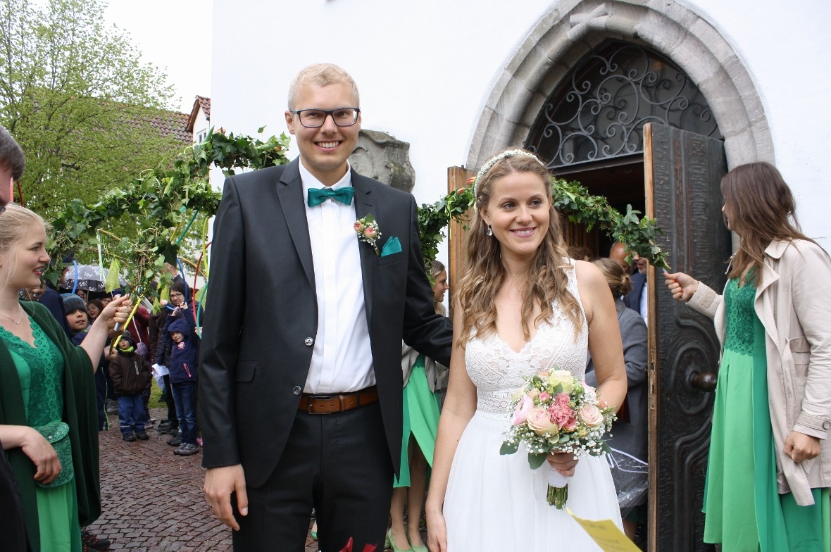 Bürgermeister Daniel Bullinger und die «Schwäbische Waldfee» Jessica Welz wurden in der Kirche Oberrot getraut.