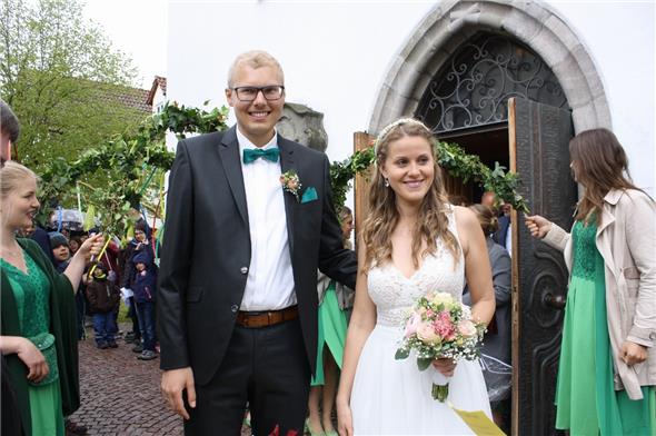 Bürgermeister Daniel Bullinger und die «Schwäbische Waldfee» Jessica Welz wurden in der Kirche Oberrot getraut.