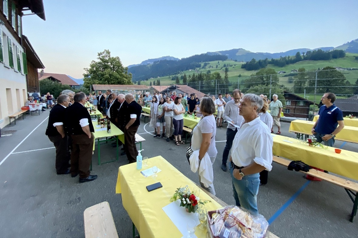 Bundesfeier auf dem Schulhausplatz in Oberwil
