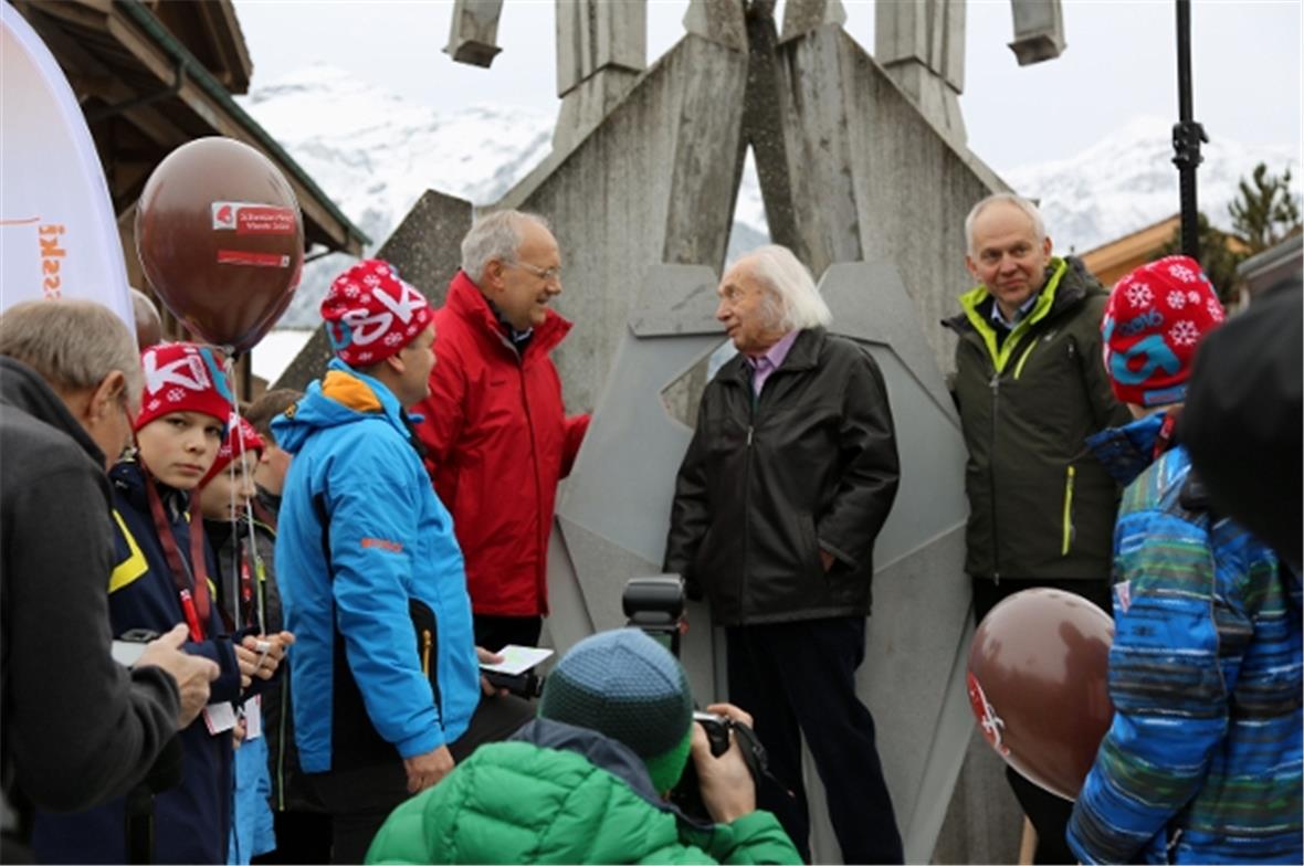 Bundespräsident Johann Schneider-Ammann mit dem Künstler Oskar Buchs und Geminde...