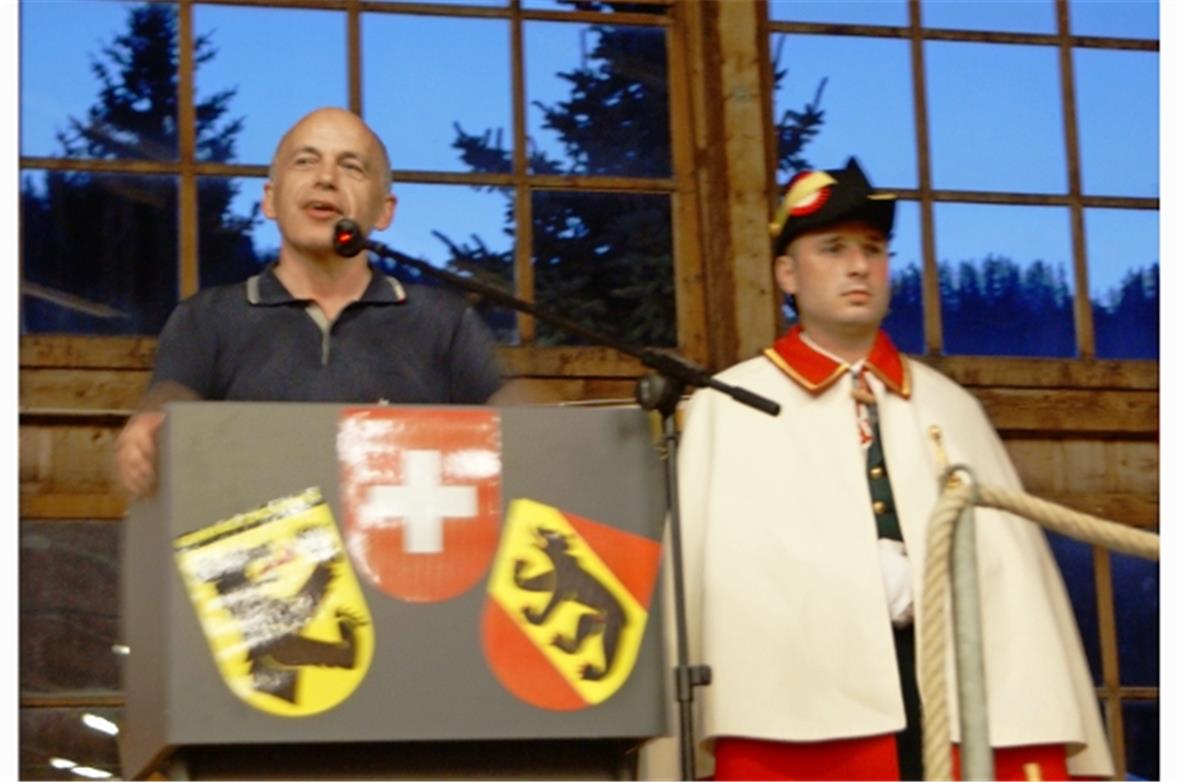 Bundespräsident Ueli Maurer, flankiert von Weibel Martin Sidler, bei seiner Rede zum Nationalfeiertag in der altehrwürdigen Zweisimmer Markthalle.
